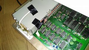 つける８００１